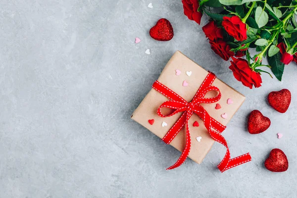 Fondo de San Valentín con corazones rojos, cajas de regalo con cintas rojas y rosas rojas . — Foto de Stock