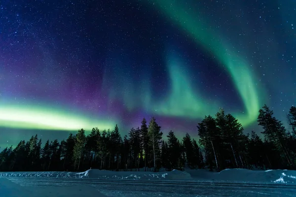 Északi fény Aurora Borealis tevékenység az út felett Finnországban, Lappföldön — Stock Fotó