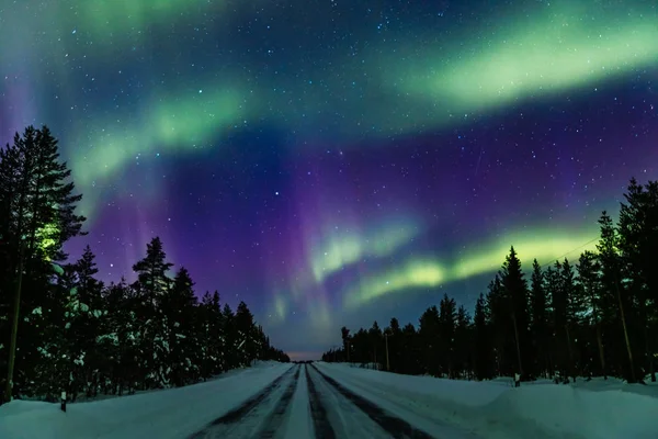 Északi fény Aurora Borealis tevékenység az út felett Finnországban, Lappföldön — Stock Fotó