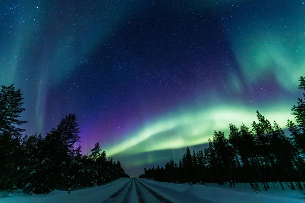 Északi fény Aurora Borealis tevékenység az út felett Finnországban, Lappföldön — Stock Fotó