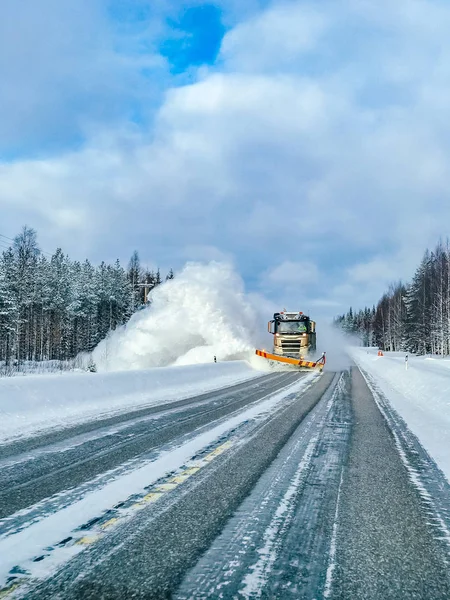 Camión de servicio de invierno para quitanieves despejando camino después de tormenta de nieve de invierno . —  Fotos de Stock