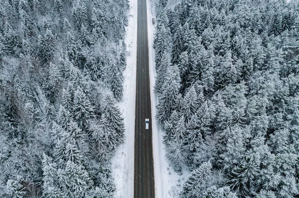 Légi kilátás téli út autóval és hófödte erdő Finnországban — Stock Fotó