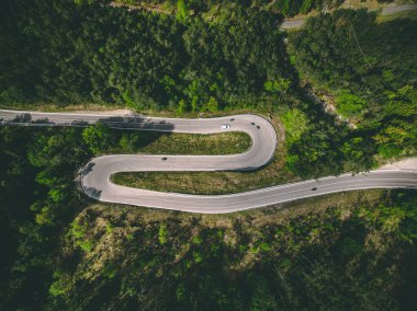 İtalya 'da arabalar ve motosikletlerle dolambaçlı yol manzarası
