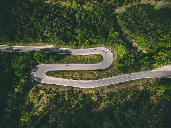 Aerial view of winding road with cars and motorcycles in Italy — Stock Photo, Image