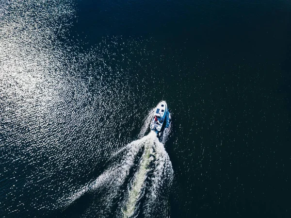 Veduta aerea della velocità Barca o yacht a mare blu o lago lasciando una scia — Foto Stock