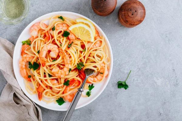 Seafood Pasta spaghetti with shrimps and parsley on gray stone background. — Stock Photo, Image