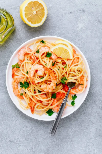 Seafood Pasta spaghetti with shrimps and parsley on gray stone background. — Stock Photo, Image