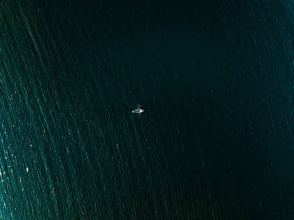 Vista aérea do barco de pesca de madeira em mar azul profundo . — Fotografia de Stock