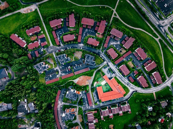 Vista aérea de una pequeña ciudad o pueblo en Europa. Finlandia campo en verano . — Foto de Stock