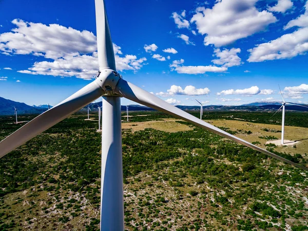 Luftaufnahme von Windmühlen in der Sommerlandschaft in Kroatien. Windräder für elektrische Energie — Stockfoto