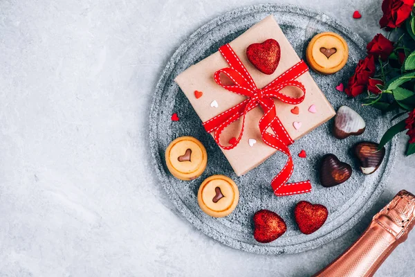 Caja de regalo de fondo de San Valentín con corazones de chocolate y galletas — Foto de Stock