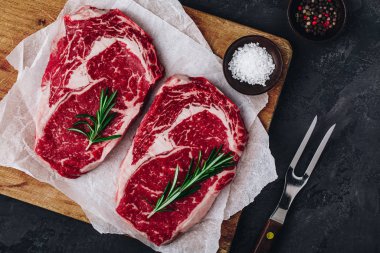 Pirzola, çiğ et, tuzlu ve biberiyeli et barbekü için hazır.