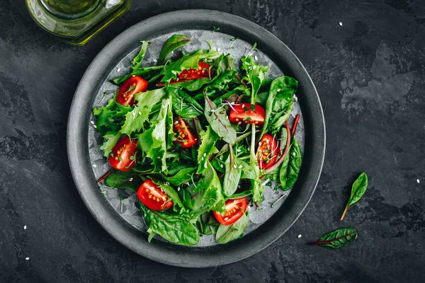 Свежий зеленый салат из салата с помидорами, микрозелеными и кунжутом — стоковое фото