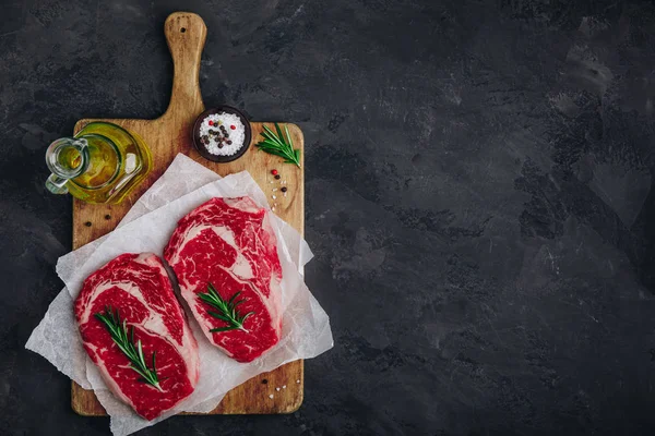 Bistecca Ribeye, carne di manzo fresca cruda con sale e rosmarino pronta per il barbecue — Foto Stock