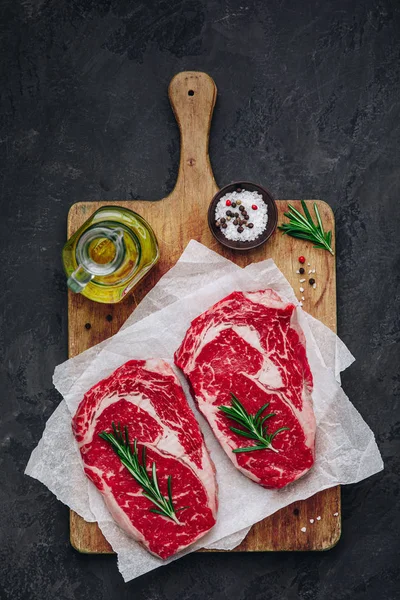 Ribeye Steak, nyers marhahús sóval és rozmaringgal grillezésre kész — Stock Fotó