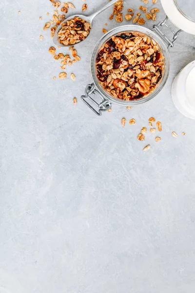 Café da manhã saudável Granola com leite ou iogurte em fundo de pedra cinza — Fotografia de Stock
