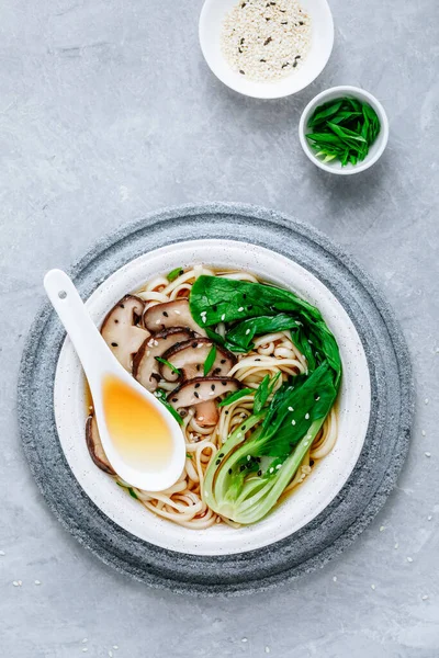 Asiático Vegetariano Udon ou Ramen macarrão sopa na tigela com cogumelos Shiitake e Bok Choy — Fotografia de Stock