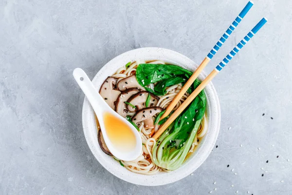 Asiático Vegetariano Udon ou Ramen macarrão sopa na tigela com cogumelos Shiitake e Bok Choy — Fotografia de Stock