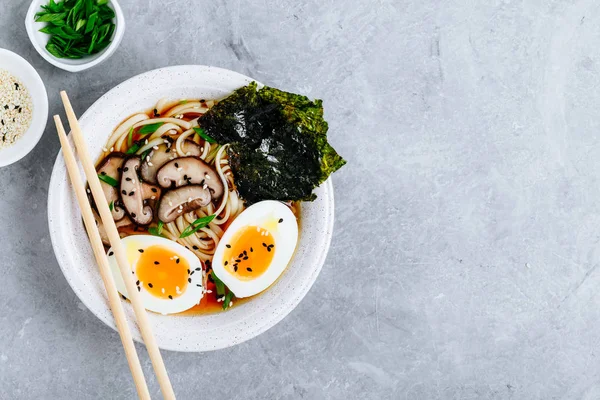 Sopa de fideos vegetarianos asiáticos Udon o Ramen en tazón con champiñones Shiitake, huevos cocidos y sábanas nori — Foto de Stock