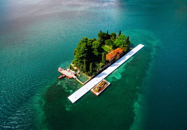 L'isola di San Paolo (Isola di San Paolo) nel lago d'Iseo in Italia. Bellissimo paesaggio estivo con alpi e lago blu . — Foto Stock