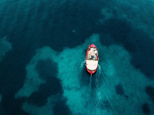 Veduta aerea della vecchia barca da pesca in mare blu in Grecia . — Foto Stock