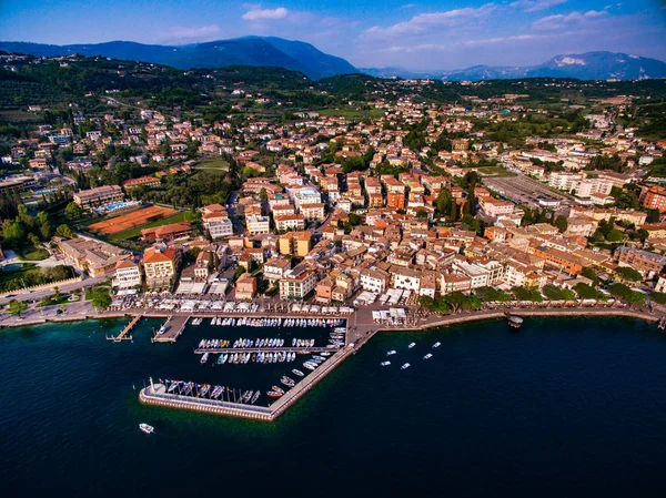 Vista aérea de la ciudad de Garda, Lago de Garda, Verona, Italia . —  Fotos de Stock