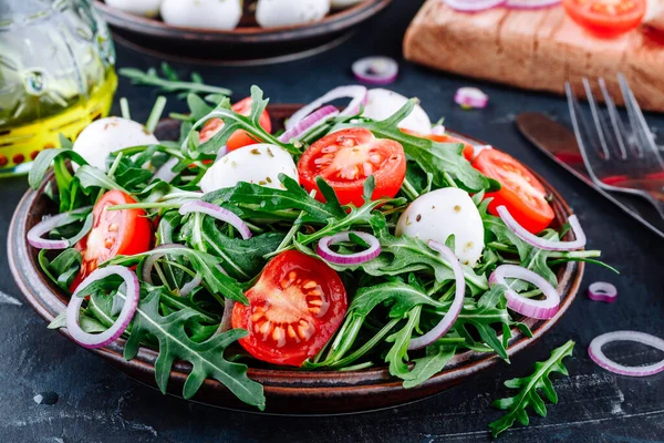 Arugula Mozzarella Salat Mit Tomaten Und Roten Zwiebeln Auf Dunklem — Stockfoto