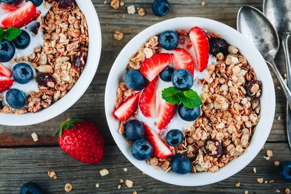健康的早餐燕麦 带有新鲜草莓和蓝莓的木制背景 — 图库照片