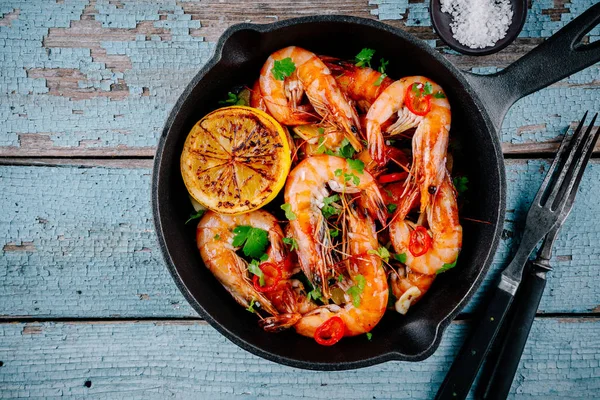 Roasted Prawns Shrimps Frying Pan Lemon Red Chili Pepper — Stock Photo, Image