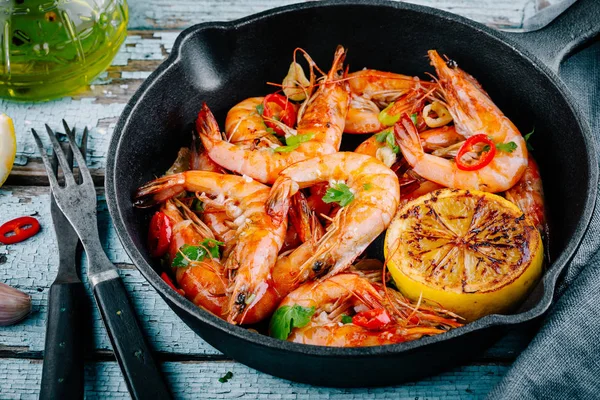 Roasted Prawns Shrimps Frying Pan Lemon Red Chili Pepper — Stock Photo, Image