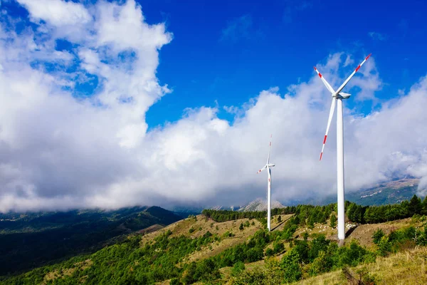 Вид Воздуха Ветряную Электростанцию Ветроэлектростанции Зеленом Летнем Пейзаже Облаками Италии — стоковое фото
