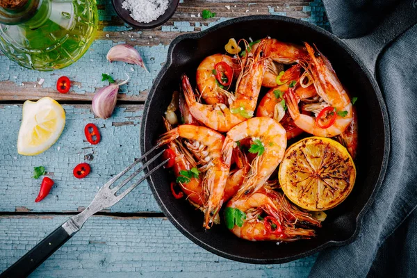 Roasted Prawns Shrimps Frying Pan Lemon Red Chili Pepper — Stock Photo, Image