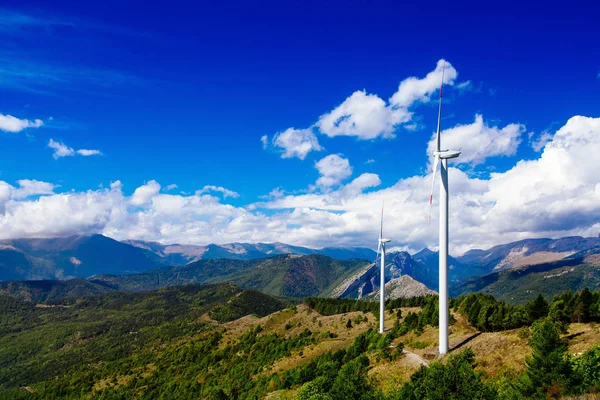 Luftaufnahme Eines Windkraftparks Windkraftanlagen Grüner Sommerlandschaft Mit Wolken Italien — Stockfoto