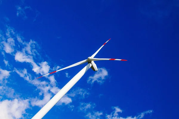 Вид Воздуха Крупный План Ветровой Турбины Ветроэлектростанции Голубом Небе Облаками — стоковое фото