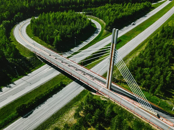Finlandiya Yaz Günü Yeşil Ormanlı Otoban Asma Köprü Manzarası — Stok fotoğraf