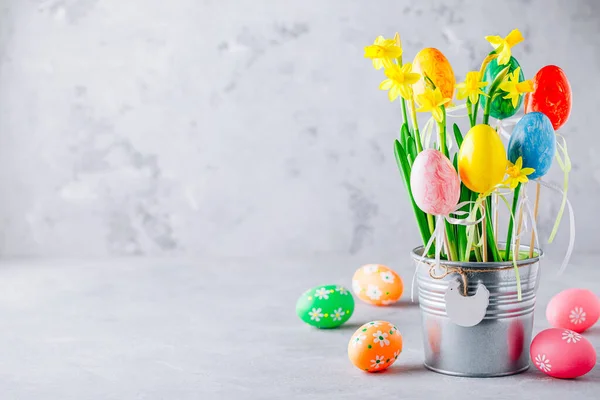 Счастливой Пасхи Весенняя Пасха Нарциссы Цветы Окрашенные Пасхальные Яйца — стоковое фото
