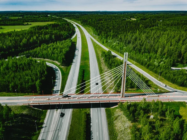 Finlandiya Yaz Günü Yeşil Ormanlı Otoban Asma Köprü Manzarası — Stok fotoğraf