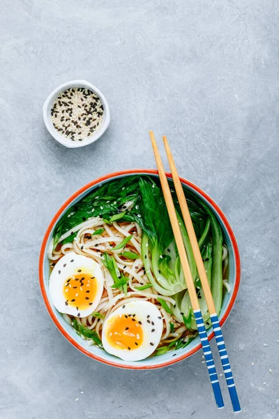 Asian Udon Ramen Macarrão Miso Sopa Tigela Com Bok Choy — Fotografia de Stock