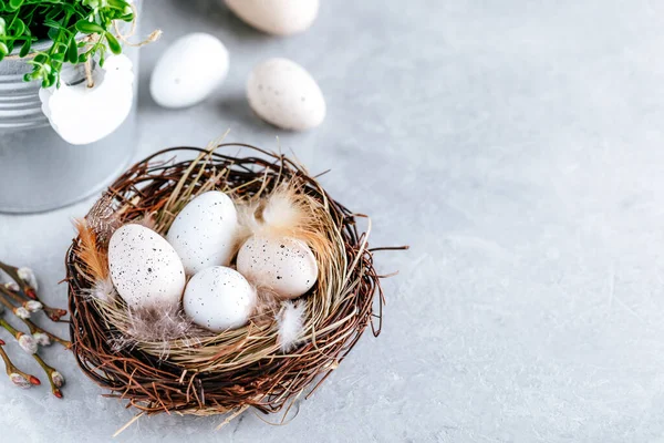 Huevos Pascua Nido Sobre Fondo Piedra Gris Espacio Copia Feliz — Foto de Stock