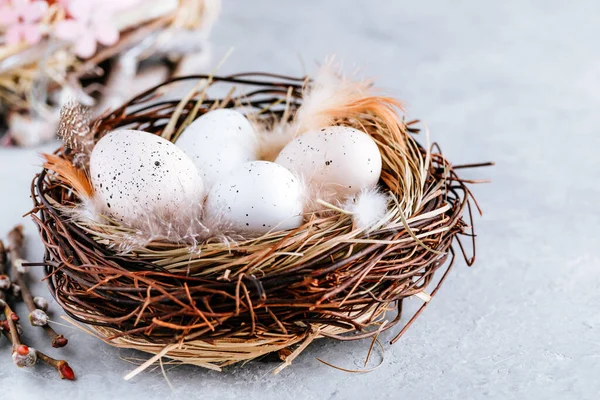 Huevos Pascua Nido Sobre Fondo Piedra Gris Espacio Copia Feliz —  Fotos de Stock