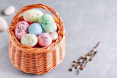 Renkli Paskalya yumurtaları gri taştan arka planda, kopyalama alanı. Mutlu Paskalyalar.