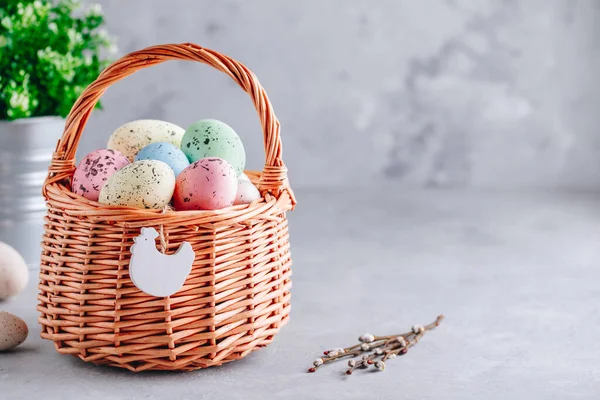 Huevos Pascua Coloridos Cesta Sobre Fondo Hormigón Piedra Gris Espacio —  Fotos de Stock