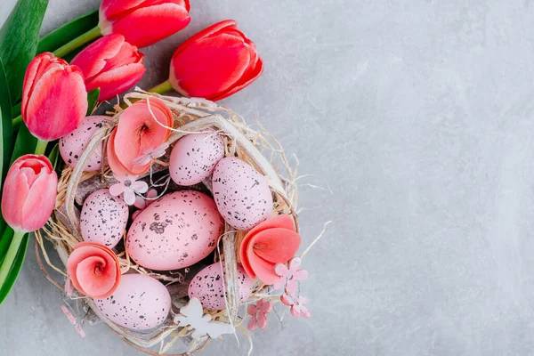 Bunte Ostereier Nest Mit Tulpenblüten Auf Grauem Steinbeton Hintergrund Draufsicht — Stockfoto