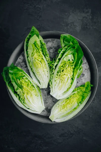 Verse Groene Romaine Sla Voor Caesar Salade Donkere Stenen Achtergrond — Stockfoto