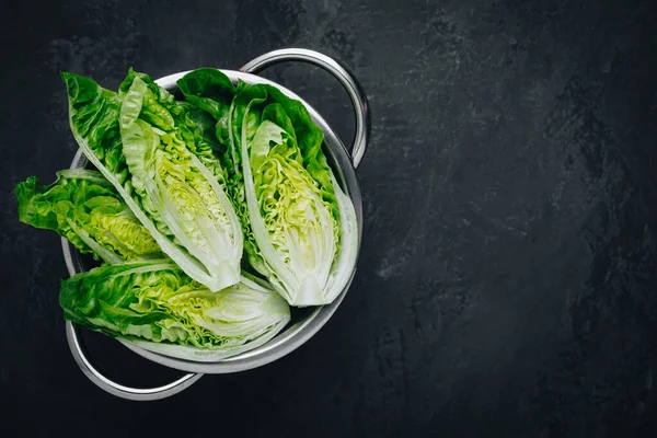 Friss Zöld Romaine Saláta Caesar Saláta Sötét Háttér Felülnézet Másolási — Stock Fotó