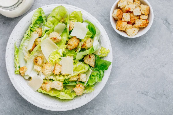 Salada César Clássica Com Alface Romaine Molho Caseiro Cremoso Com — Fotografia de Stock