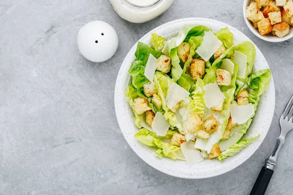 Klassischer Caesar Salat Mit Romaine Saltuce Und Cremigem Hausgemachtem Dressing — Stockfoto