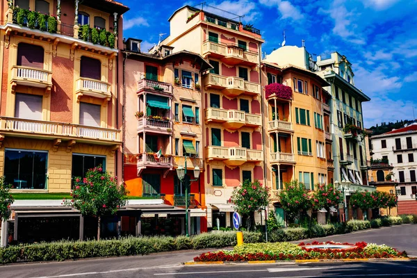 İtalya 'da yaz caddesi bomboş. Kasabada ne araba ne de insan var..