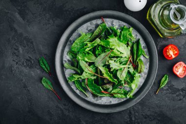 Taze yeşil, organik, domatesli marul, salata malzemeleri. Üst görünüm, alanı kopyala