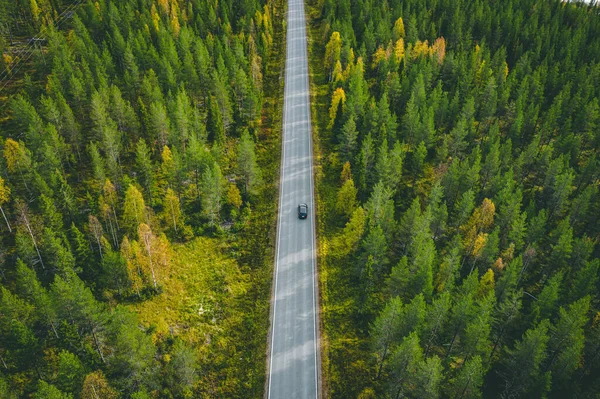 Vista Aérea Del Coche Una Carretera Campo Bosque Verde Finlandia —  Fotos de Stock
